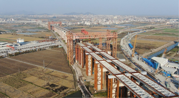 Walking-pedrail intelligent pushing hydraulic system used for pushing steel box girder of bridge construction