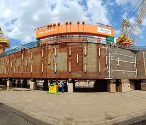 Full-automatic three-dimensional hydraulic adjusting equipment used for ship section closing technique