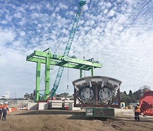 Synchronous hoisting and lifting hydraulic cylinders are used for assembly of the largest shield tunneling machine in Australia